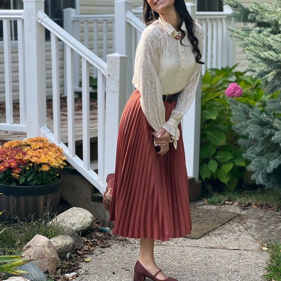 Vince Camuto Gold and Rust/Copper Collar Necklac, Comfy Clip on Earrings Set - Picture 2 of 3